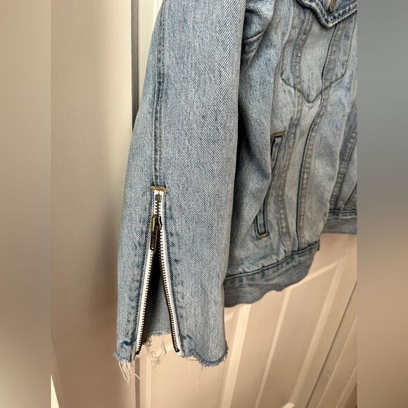 levis ex boyfriend trucker jean jacket Zippers on sleeves, distressed, size M - Picture 8 of 8